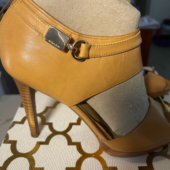 Authentic Coach heels - Picture 4 of 10